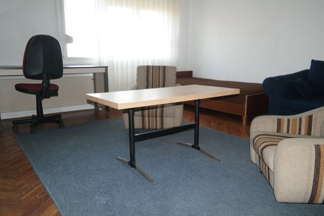 Kiadó téglalakás, albérlet, Pécsett, Petőfi utcában, 1 szobás