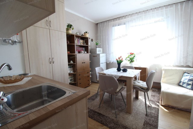 Eladó panellakás, Mosonmagyaróváron 35.5 M Ft, 1 szobás