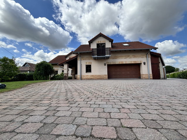 Eladó családi ház, Pápán 249.9 M Ft, 6 szobás