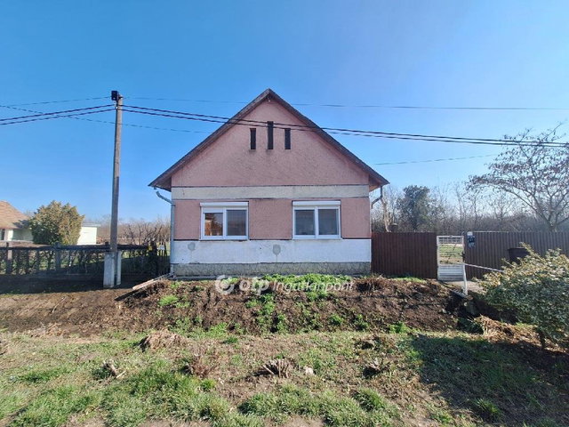 Eladó családi ház, Füzesgyarmaton 23 M Ft, 2 szobás