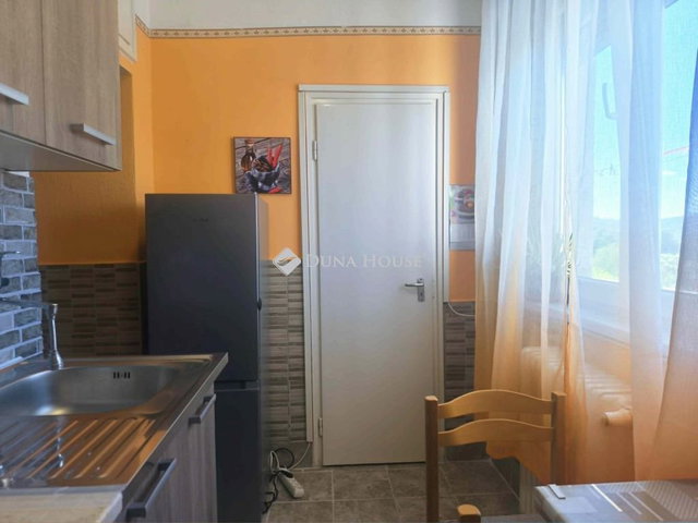 Eladó téglalakás, Komlón 25.5 M Ft, 1 szobás
