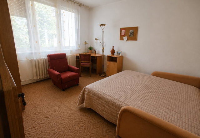 Eladó téglalakás, Szegeden 100 M Ft, 3 szobás