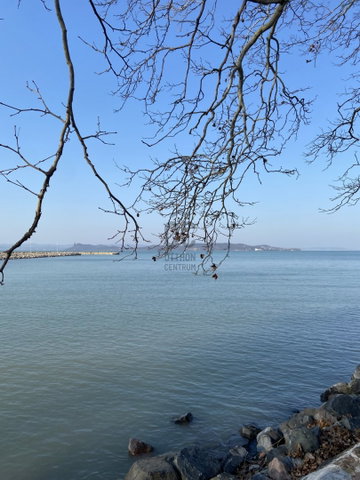 Eladó téglalakás, Balatonföldváron 99 M Ft, 2 szobás