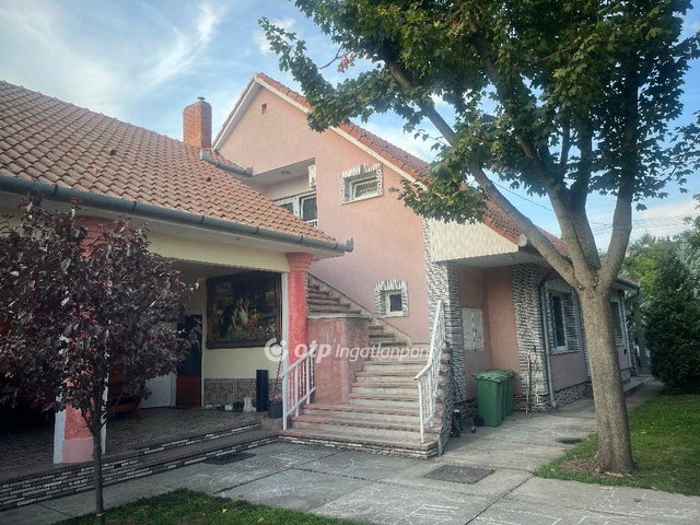 Eladó családi ház, Abonyban 129 M Ft, 7+3 szobás