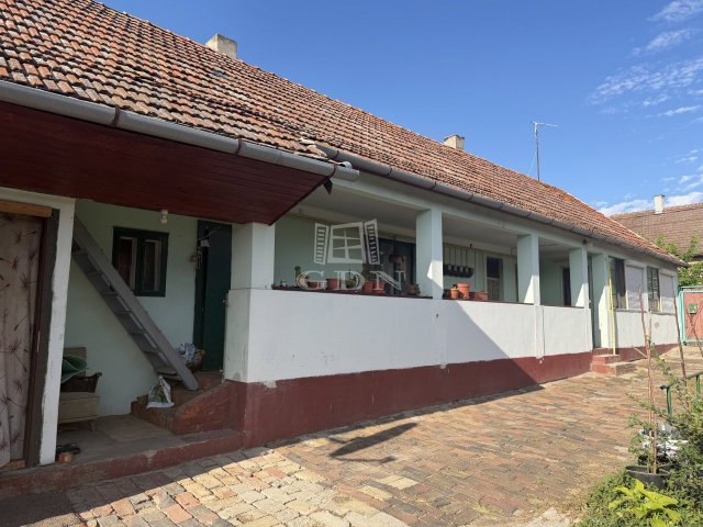 Eladó családi ház, Szegeden 59.5 M Ft, 6 szobás