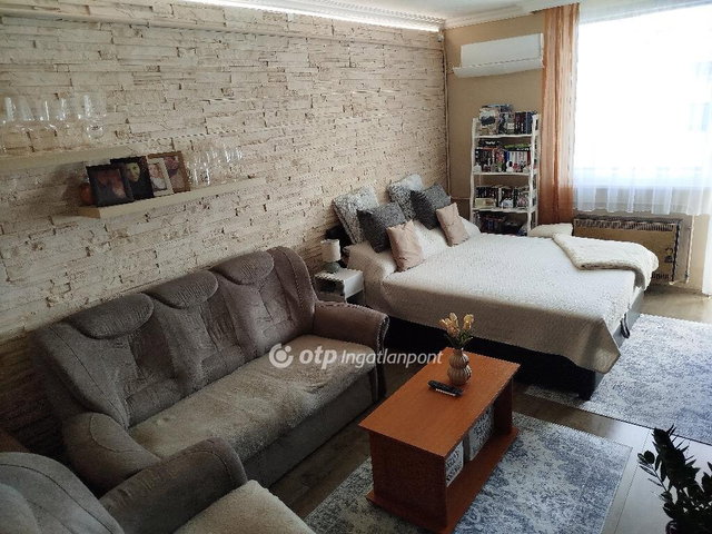 Eladó panellakás, Pápán 34.499 M Ft, 2 szobás