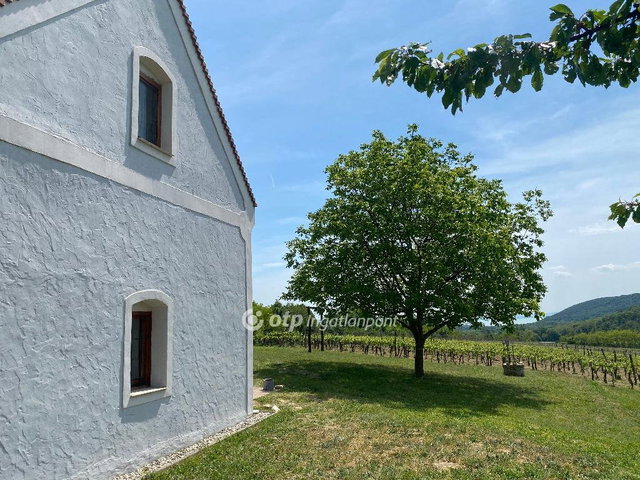 Eladó nyaraló, Balatoncsicsón 99 M Ft, 3 szobás