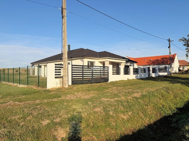 Eladó családi ház, Nardán 250 M Ft, 6 szobás