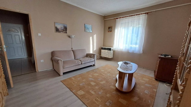 Eladó téglalakás, Nyergesújfaluban, Hullám utcában 33 M Ft