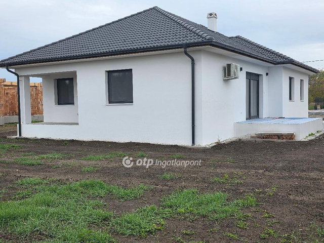 Eladó családi ház, Pápán 114 M Ft, 4 szobás
