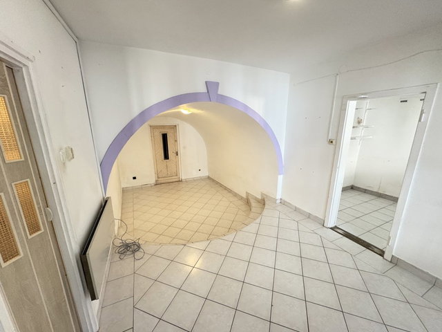 Eladó családi ház, Esztergomban 28 M Ft, 3 szobás