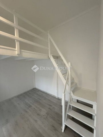 Eladó téglalakás, Budapesten, VI. kerületben 47.9 M Ft, 1 szobás