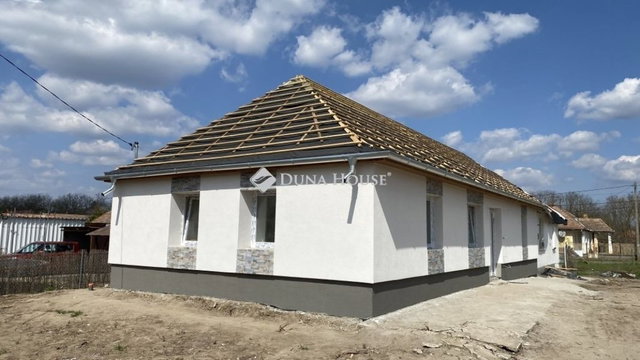 Eladó ikerház, Tápióbicskén 49.5 M Ft, 4 szobás