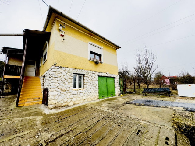 Eladó családi ház, Miskolcon, Szegfű utcában 21 M Ft, 2 szobás