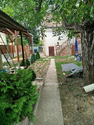 Eladó családi ház, Pécsett 22.9 M Ft, 1 szobás