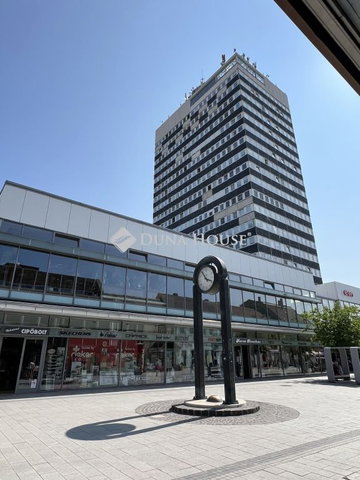 Eladó üzlethelyiség, Veszprémben, Kossuth Lajos utcában 250 M Ft
