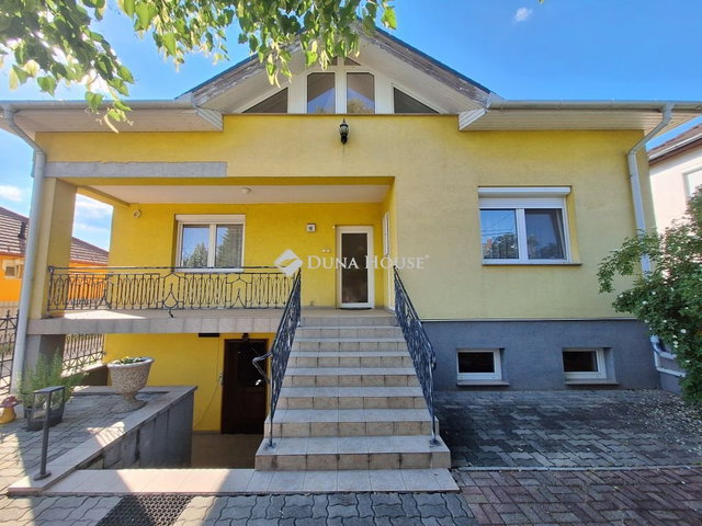 Eladó családi ház, Öttevényen 249 M Ft, 7 szobás