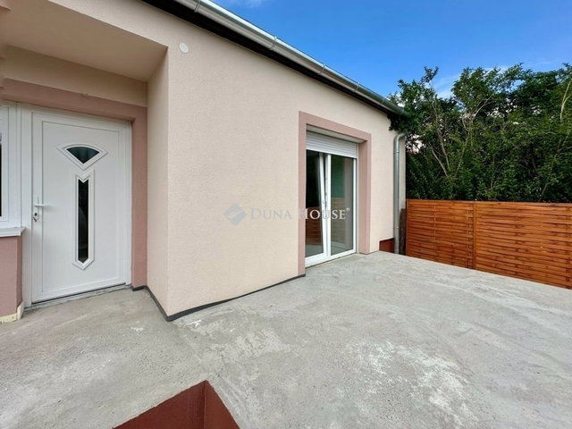 Eladó családi ház, Pécsett 88.9 M Ft, 4 szobás
