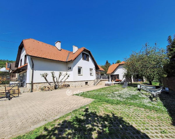 Eladó családi ház, Csopakon 249 M Ft, 10 szobás