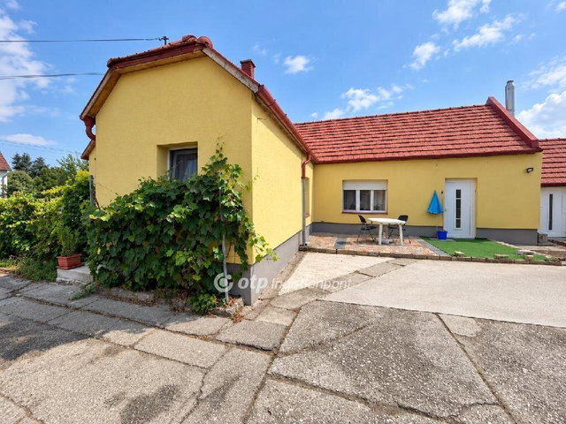 Eladó családi ház, Győrött 79.5 M Ft, 2 szobás