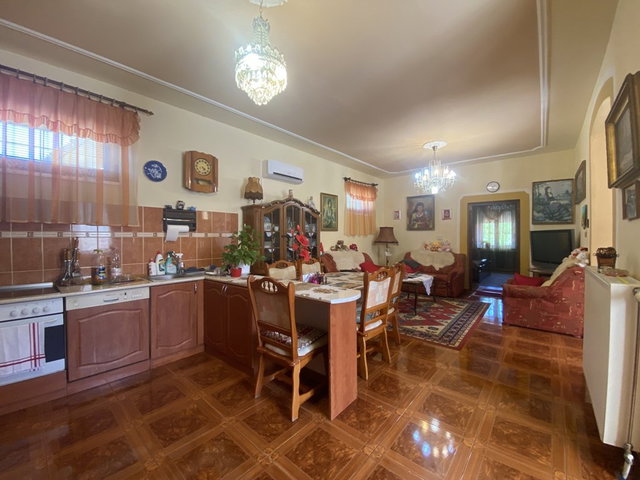 Eladó családi ház, Pécsett 89.9 M Ft, 4 szobás