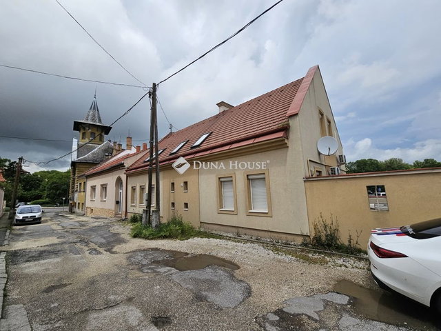 Eladó téglalakás, Pápán 475 M Ft, 27 szobás