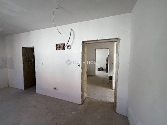 Eladó téglalakás, Pécsett 38 M Ft, 2 szobás
