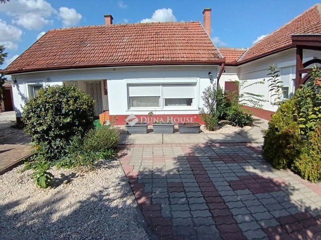Eladó családi ház, Cegléden 81.9 M Ft, 3 szobás