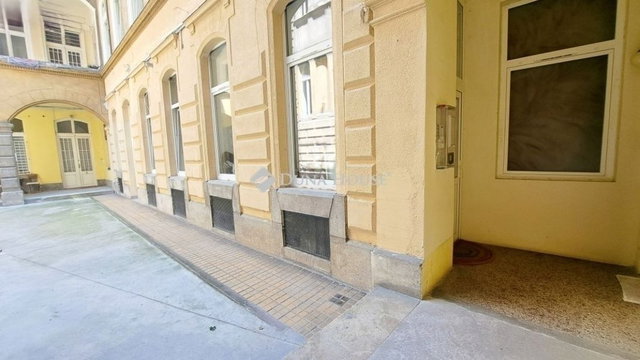 Eladó téglalakás, Budapesten, VI. kerületben 55.9 M Ft, 1 szobás