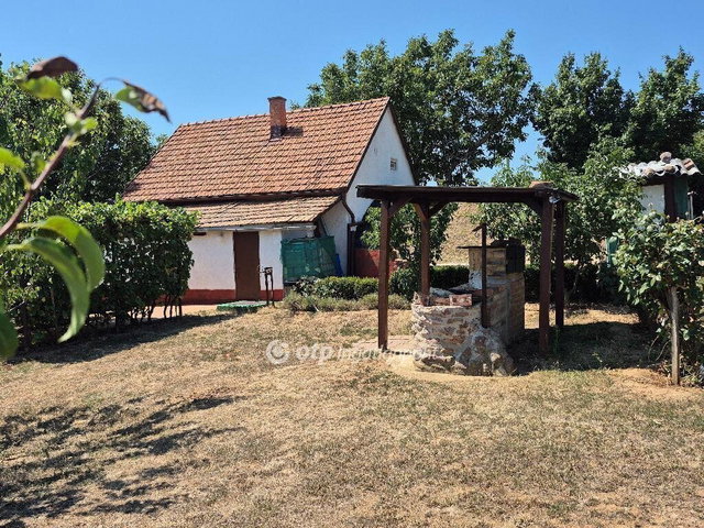 Eladó családi ház, Pécsett 26 M Ft, 2 szobás