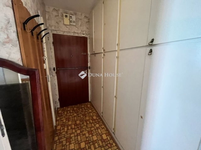 Eladó panellakás, Pécsett 38 M Ft, 2 szobás