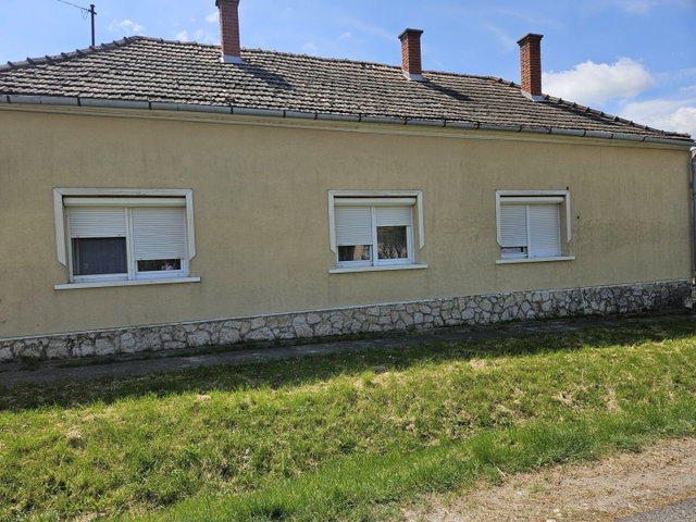 Eladó családi ház, Bakonypölöskén 23 M Ft, 3 szobás