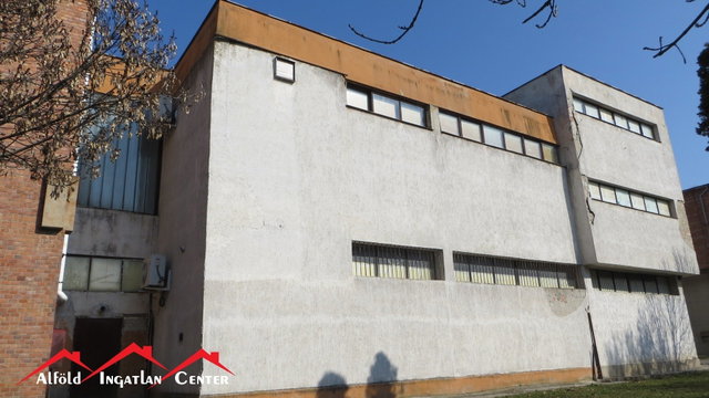 Eladó üzlethelyiség, Sarkadon, Árpád Fejedelem téren 150 M Ft