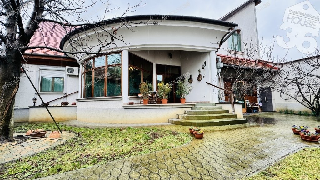 Családi ház · 5 hálószoba · 310 m² · 214.900.000 Ft
