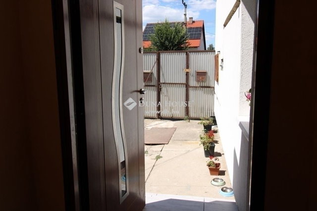 Eladó családi ház, Szegeden 46 M Ft, 2 szobás