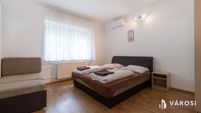 Eladó családi ház, Siófokon 359 M Ft, 9 szobás
