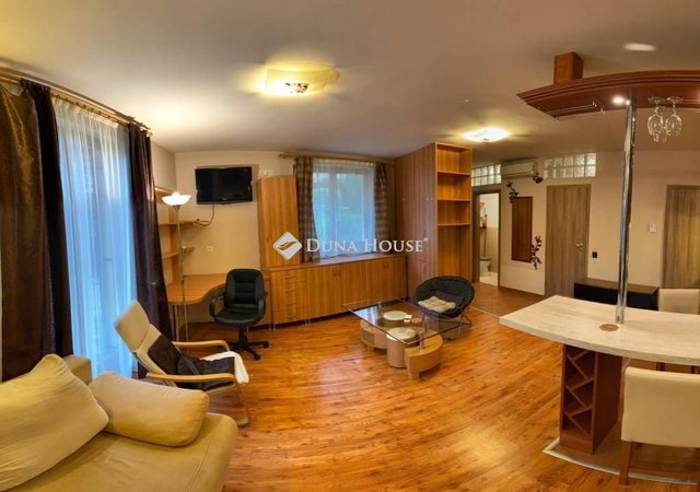 Kiadó téglalakás, albérlet, Pécsett 170 E Ft / hó, 1 szobás