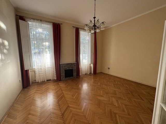 Eladó téglalakás, Székesfehérvárott, Esze Tamás utcában