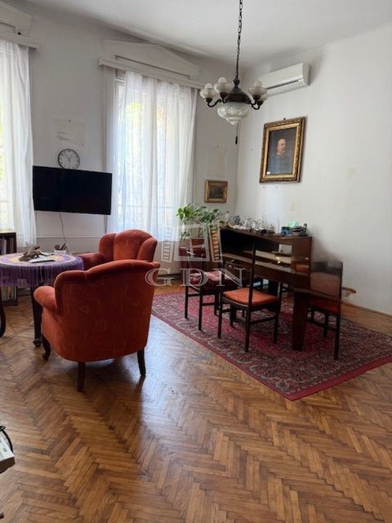 6 bed · 254m² · 391.000.000 ft