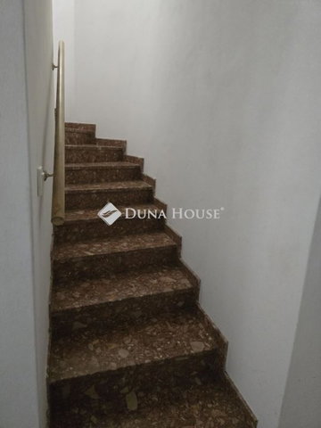 Eladó családi ház, Pécsett 184.99 M Ft, 6 szobás