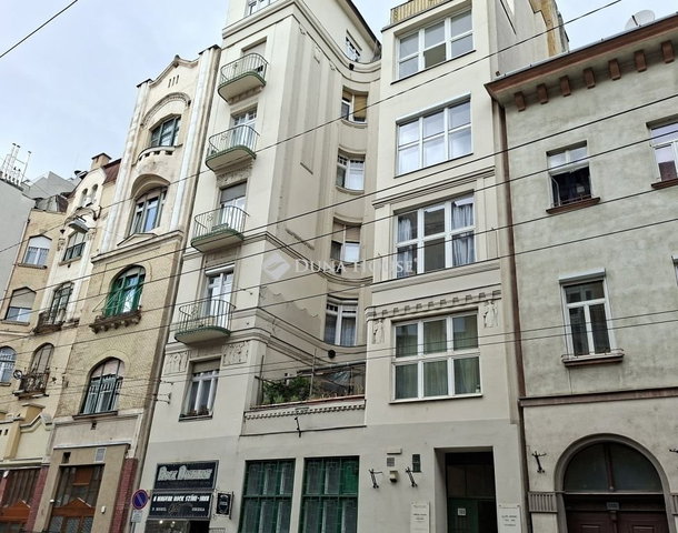 Eladó téglalakás, Budapesten, VI. kerületben 58 M Ft, 1 szobás
