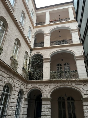 Eladó téglalakás, Budapesten, VI. kerületben, Nagymező utcában