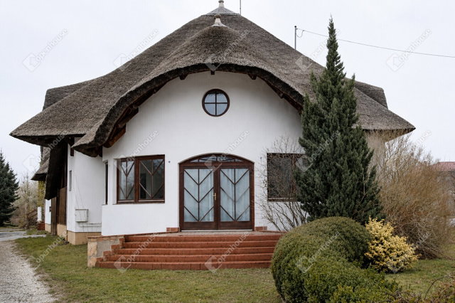 Eladó üzlethelyiség, Fertőszentmiklóson 129 M Ft, 7 szobás
