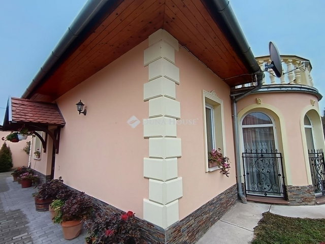Eladó családi ház, Szegeden 92 M Ft, 5 szobás