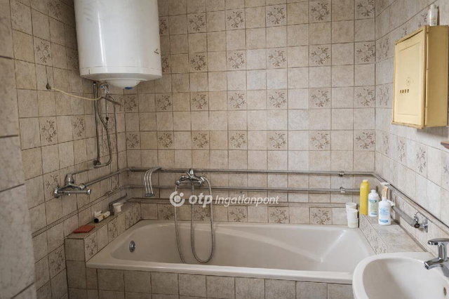 Eladó családi ház, Kunszentmiklóson 35.5 M Ft, 3 szobás