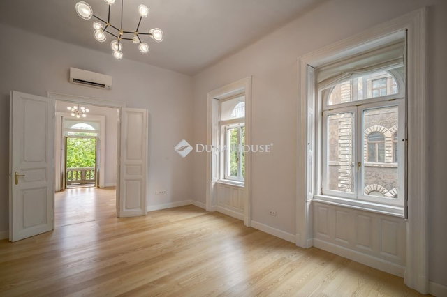 Eladó téglalakás, Budapesten, VI. kerületben 250 M Ft, 2 szobás