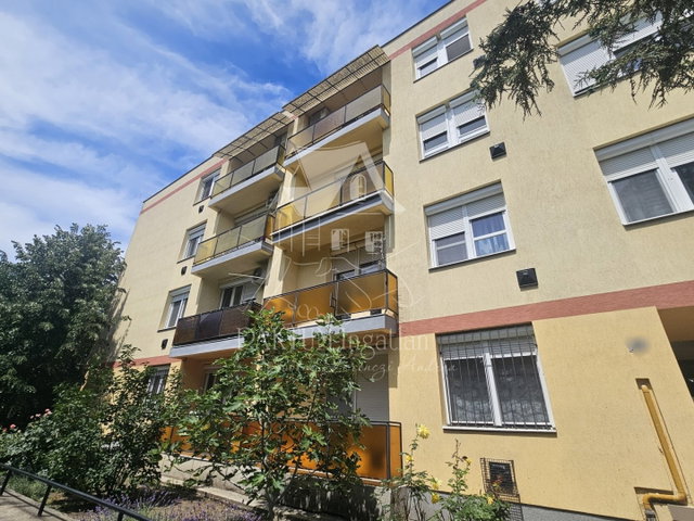 Eladó téglalakás, Szolnokon, Mikszáth Kálmán utcában 37.5 M Ft