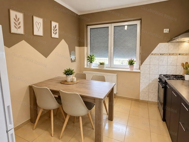 Eladó családi ház, Újszászon 24 M Ft, 2 szobás