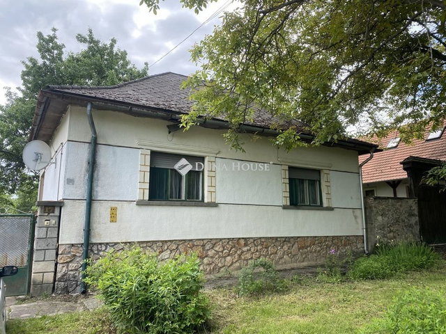 Eladó családi ház, Bakonykútiban 60 M Ft, 3 szobás