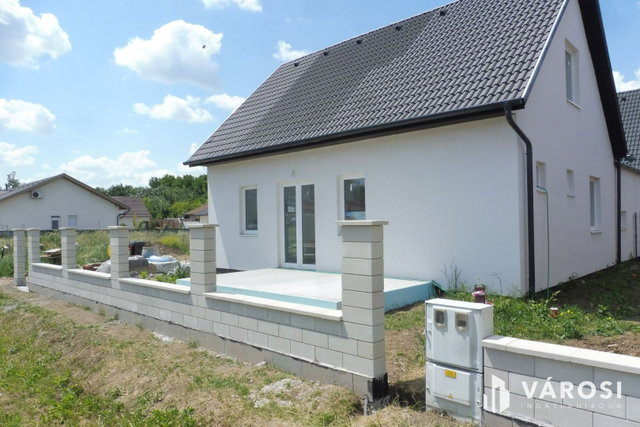 Eladó ikerház, Szegeden 89.9 M Ft, 4 szobás